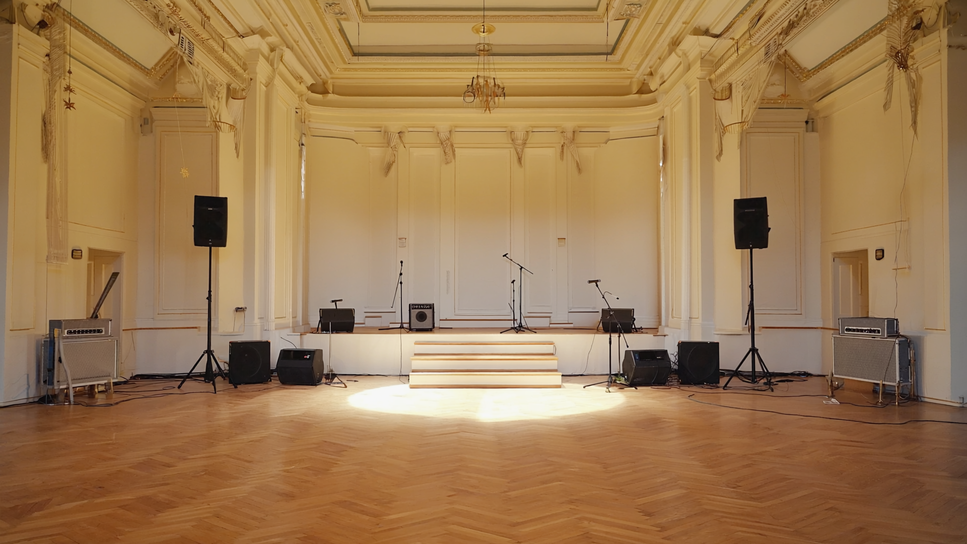 Eine leere deutsche Konzerthalle kurz vor Türöffnung